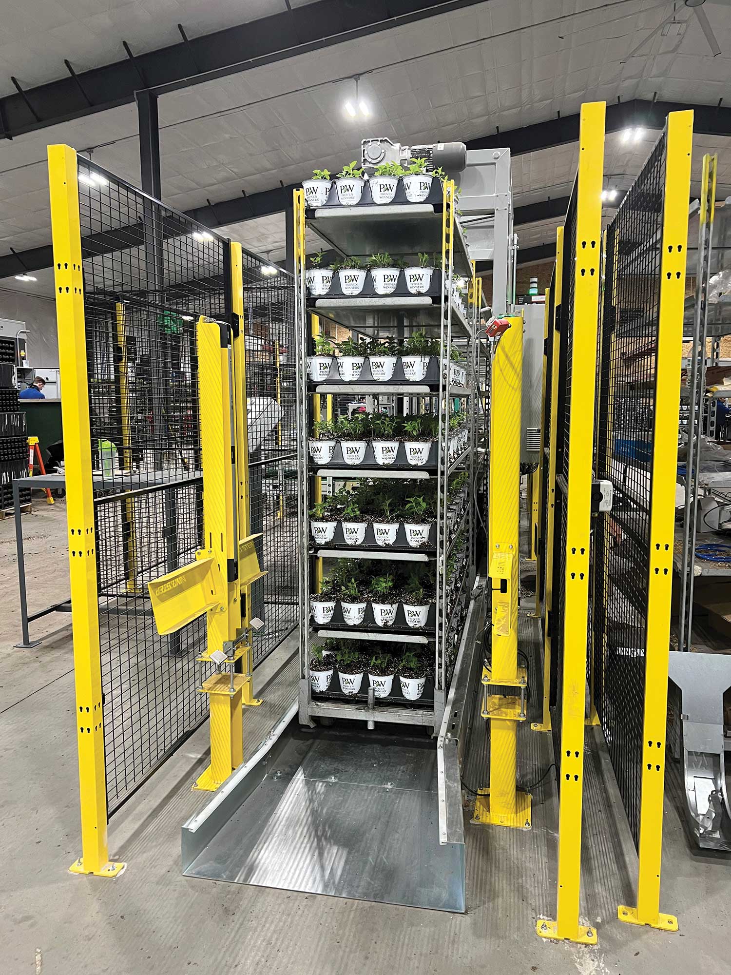 Visser cart loader in a greenhouse