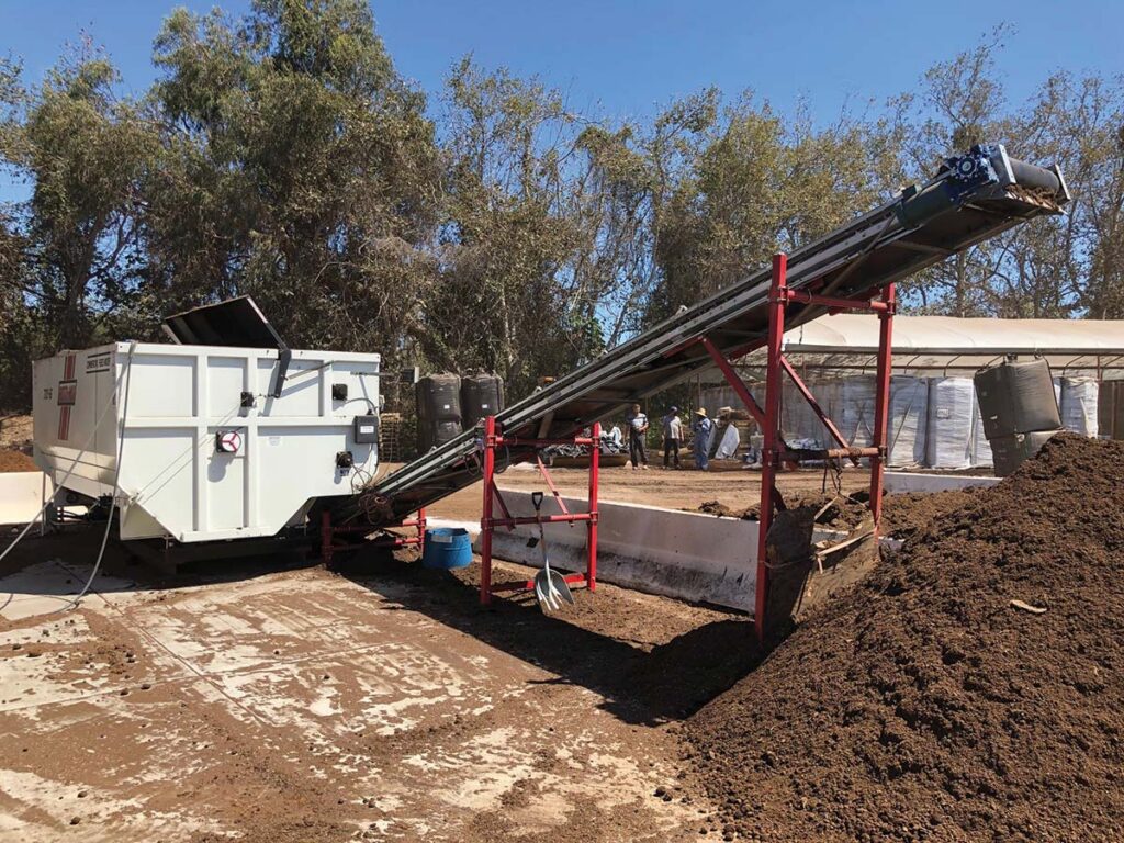 belt moving growing substrate in an outdoor facility